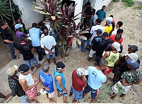 Trabalhadores do corte de cana sendo libertados por fiscais, no interior do Rio - Wilton Junior/AE